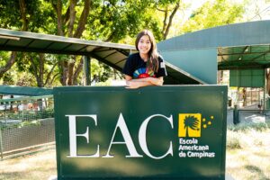 Aluna da Escola Americana de Campinas registrada nos últimos dias antes da formatura, em frente à fachada da escola